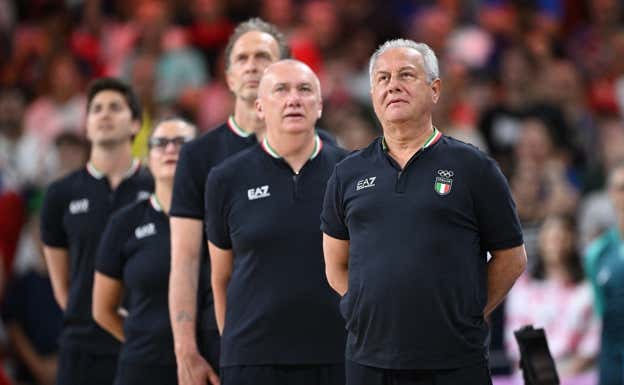 Julio Velasco, durante el himno de Italia.  reuters