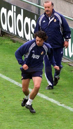 Del Bosque observa a Tote en un entrenamiento.  IGNACIO GIL