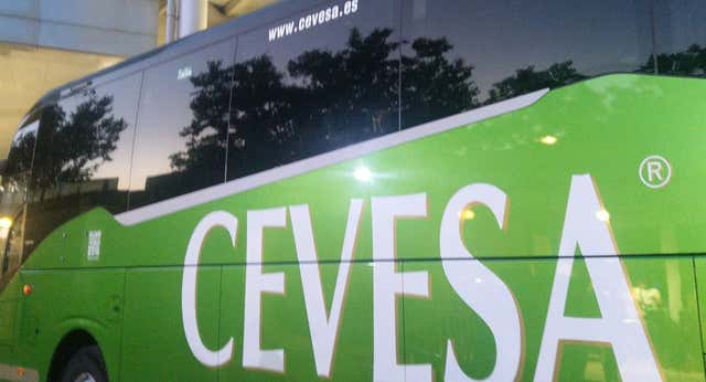 Los motivos por los que el Rayo Vallecano se mueve por Madrid en autobús de línea