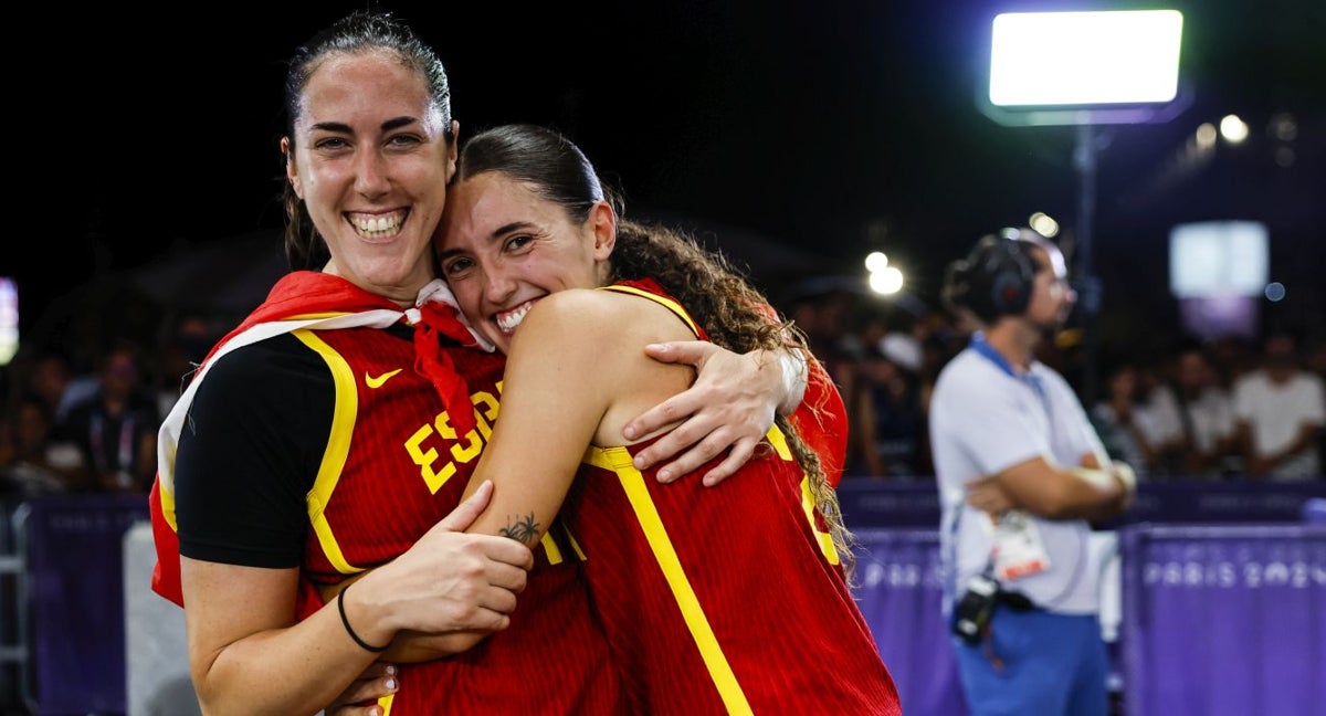 Vega Gimeno abraza a Juana Camilión, tras un partido del 3x3 español en los JJOO de París.