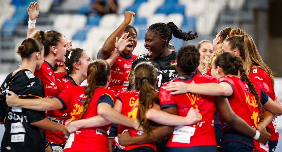 Las Guerreras juveniles celebran el título conquistado en China este domingo.