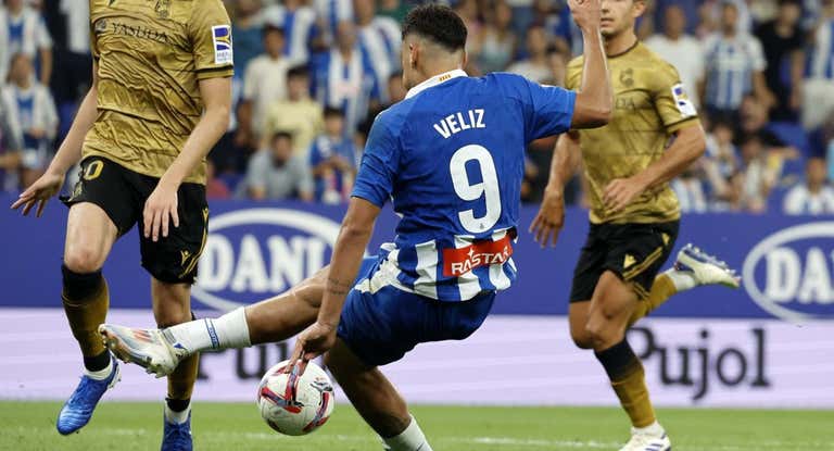 Véliz estuvo muy cerca de marcar el 1-0 para el Espanyol.