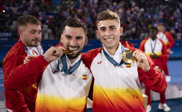 Álex Baena y Fermín muestran su medalla de oro en los Juegos tras ganar también la Eurocopa.  GETTY
