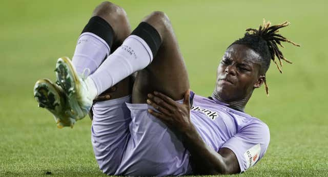 Nico Williams pasa de los pitos y espera un milagro tras el “me he roto” de Barcelona