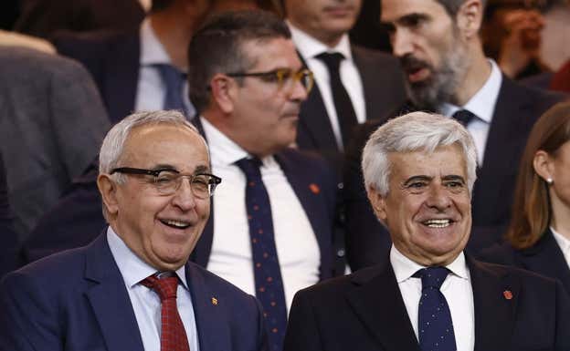 Pedro Rocha, presidente de la RFEF, a la izquierda de Alejandro Blanco (COE).  GETTY