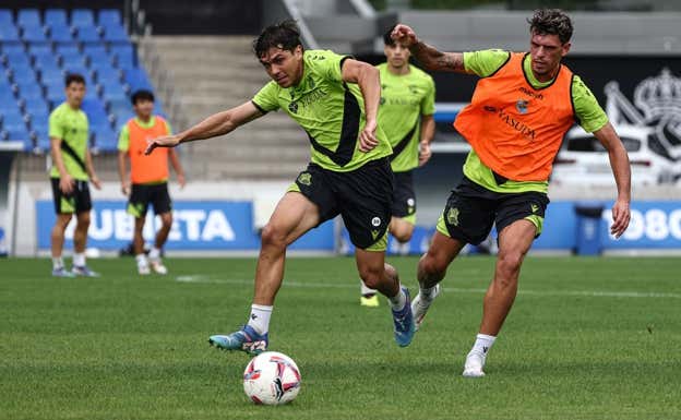 Javi López pugna por un balón con Aranburu.  RS