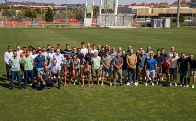 Foto de familia de la reunión de trabajo del Comité de Entrenadores de fútbol sala.  RFEF