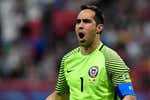 Adiós a un 'parapenaltis' y a un hombre récord: Claudio Bravo anuncia su retirada a los 41 años