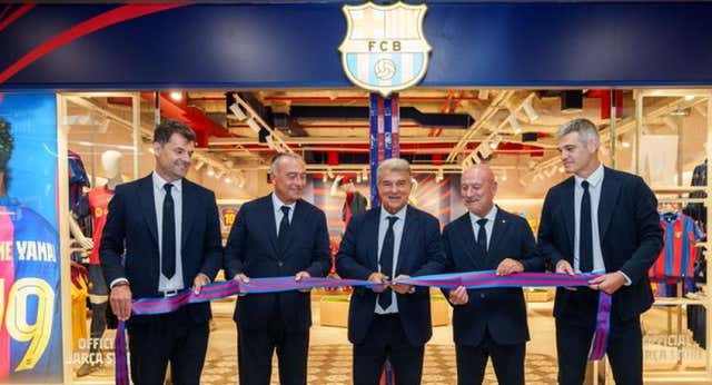 Laporta inaugura una ‘store’ del Barça en Barajas y presume: «El único club con una tienda en el aeropuerto madrileño»