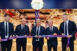 Laporta inaugura una 'store' del Barça en Barajas y presume: «El único club con una tienda en el aeropuerto madrileño»