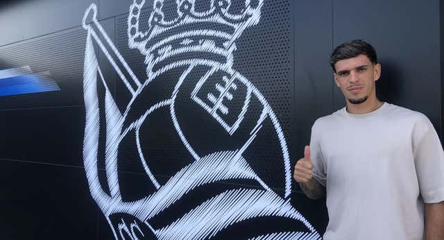 Javi López, entre una posición maldita y los ‘cachetes’ de Imanol: «Es muy cañero y ya me he llevado algún golpe de los suyos»