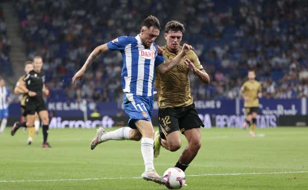 Javi López persigue a Jofre Carreras en una acción del duelo entre el Espanyol y la Real Sociedad.  EFE