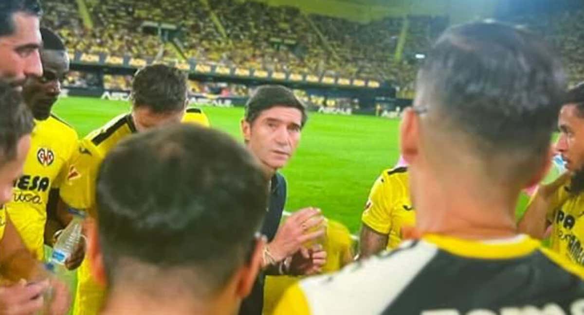 Marcelino mira, serio, a la cámara durante la pausa de hidratación.
