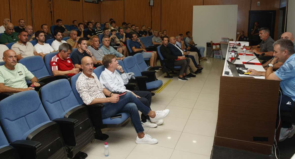 Reunión de entrenadores en el Salón Juan Villalonga de la Ciudad del Fútbol de Las Rozas.