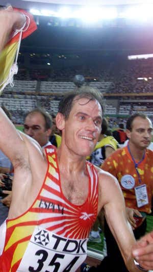 Abel Antón celebra el triunfo sobre la pista sevillana.  Lionel Cironneau