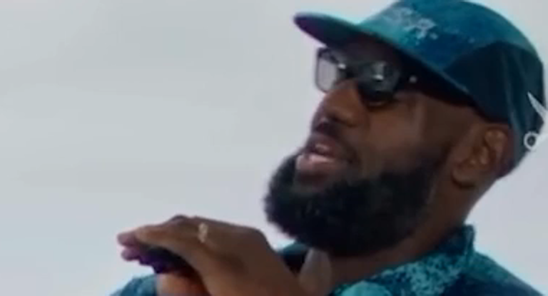 LeBron cuenta cómo ha prohibido que le llame su hijo Bronny