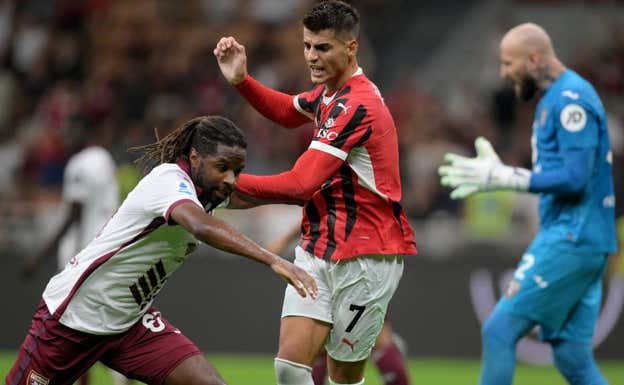 Morata durante su primer partido en el Milan.  REUTERS