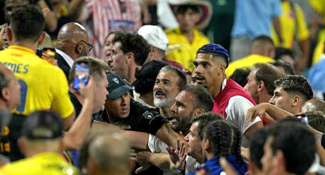 Pelearse con la grada le sale caro a Uruguay: 5 partidos a Darwin, 3 a Araujo y a Giménez