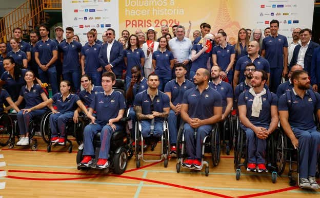 Parte del Equipo Paralímpico Español antes de poner rumbo a París.  EFE