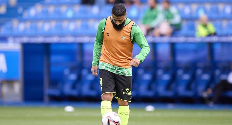 Fekir, en el calentamiento del Alavés-Real Betis.