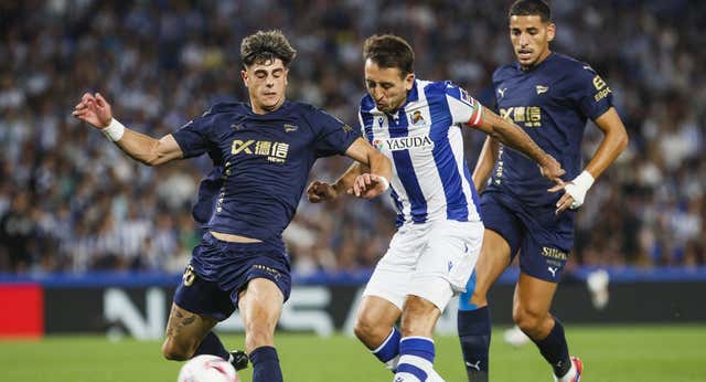 Escándalo en Anoeta: Oyarzabal no se lo cree y hasta tira el brazalete de capitán al ser expulsado por Sánchez Martínez