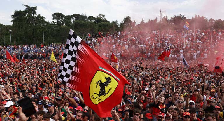 Los tifosi, en Imola este año.