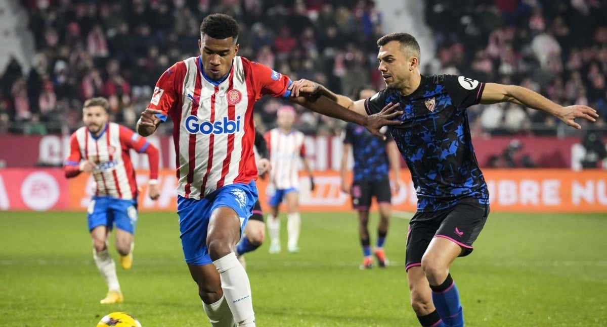 Jordán lucha un balón con la camiseta del Sevilla./EFE