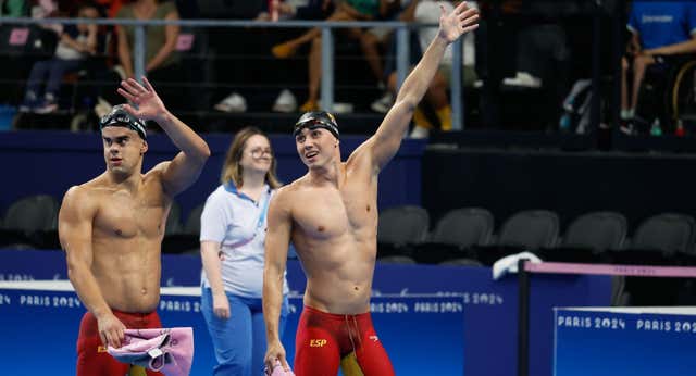El bronce de Enrique Alhambra provoca las lágrimas incontenibles de ‘su veterana’ María Delgado: «Yo lo pude cumplir hace ocho años»