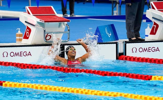 Teresa Perales celebra su plata en Tokio 2020.  EFE