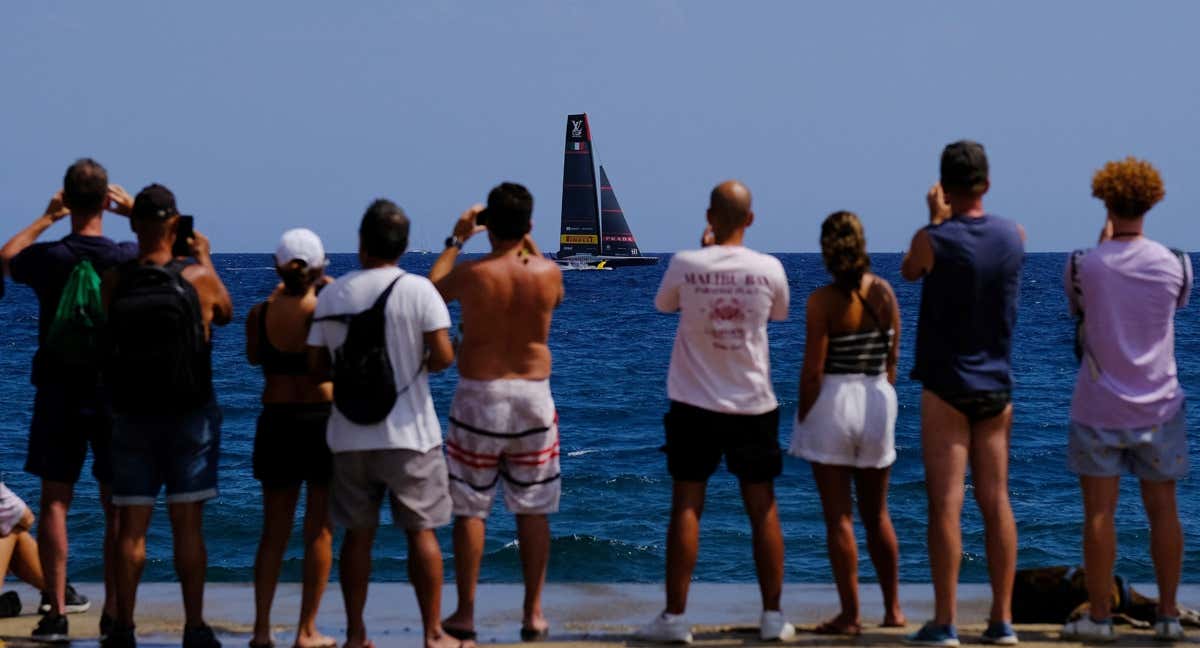 Varias personas observan desde la orilla de Barcelona  la regata entre el American Magic and Orient Express Racing Team /Reuters /Nacho Doce