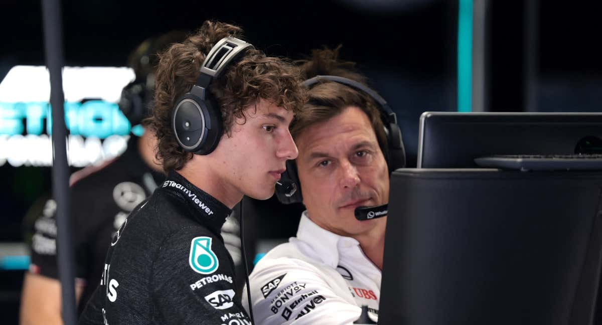 Kimi Antonelli y Toto Wolff, en el box de Mercedes./AFP