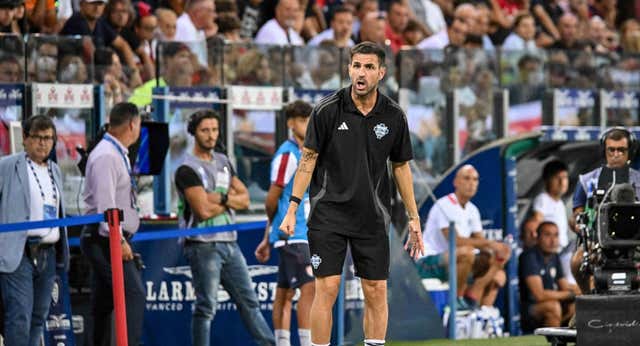Cesc explica la no inscripción de Varane y no descarta su marcha