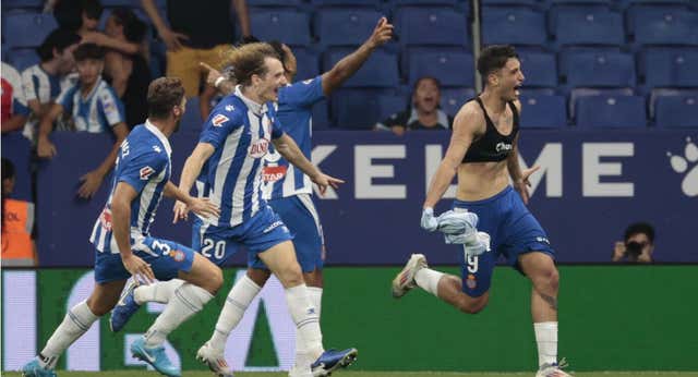 El Espanyol logra su primer triunfo y prolonga su semana fantástica gracias a un gol de Véliz en el 96′