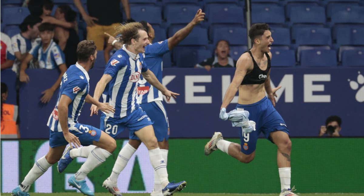 El Espanyol logra su primer triunfo y prolonga su semana fantástica gracias a un gol de Véliz en el 96′