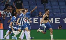 El Espanyol logra su primer triunfo y prolonga su semana fantástica gracias a un gol de Véliz en el 96'