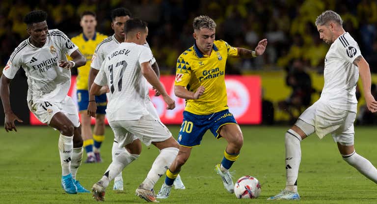 Moleiro, entre cuatro jugadores del Real Madrid.