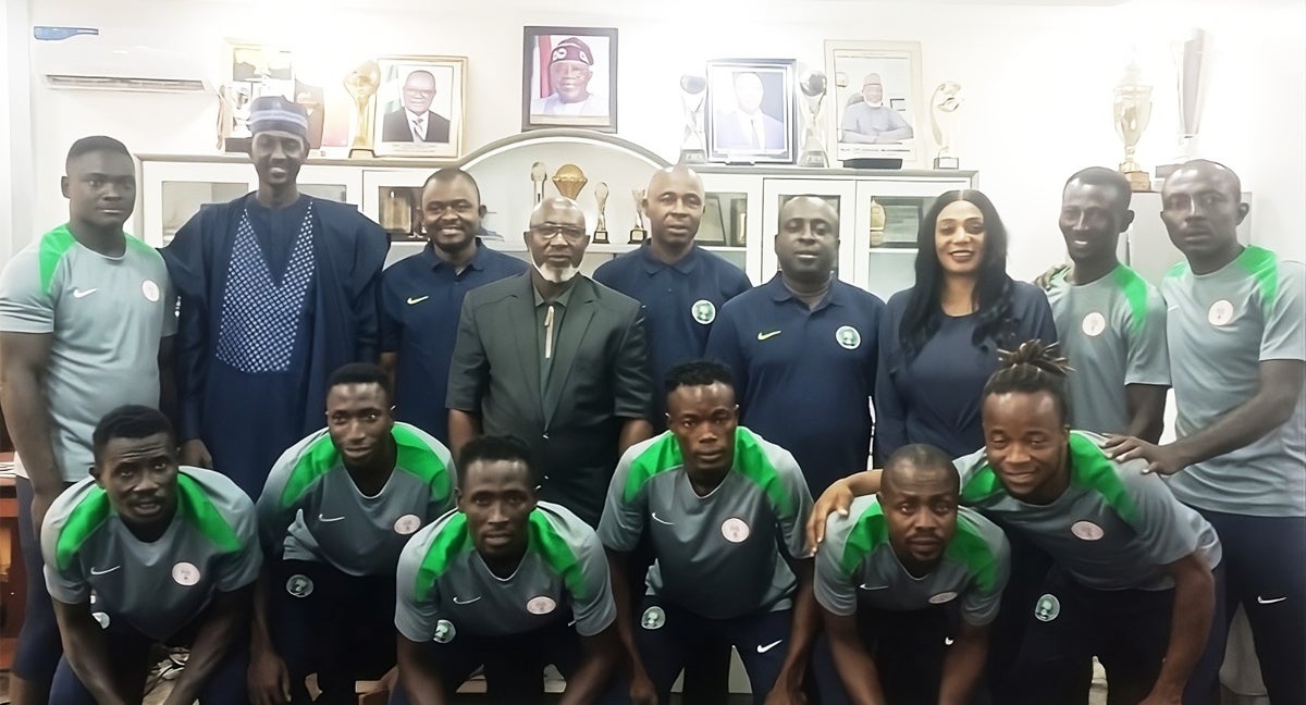 Ibrahim Musa (centro), junto a jugadores de la Federación de Nigeria.