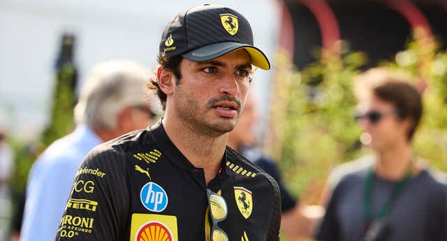 Un gorro con chiles, un hotel abarrotado y gritos en la celebración de Charles Leclerc: así fueron los 30 de Carlos Sainz
