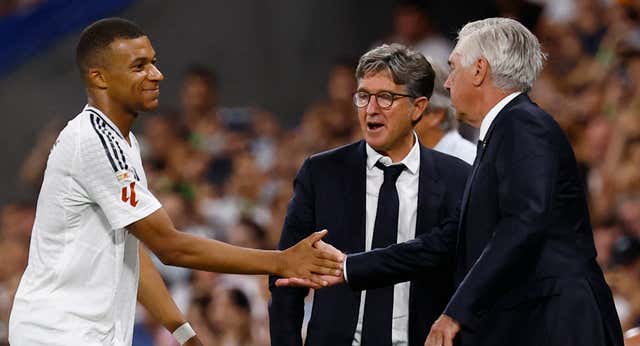 Ancelotti alaba a Mbappé y lanza un guiño a Vinicius: «Ha sido muy altruista al dejarle el penalti»
