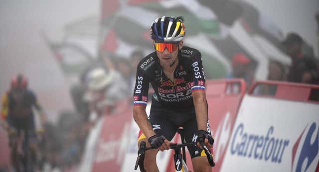 Roglic, sancionado con 20 segundos por hacer ‘trascoche’ para alcanzar al pelotón: «Es bueno ganar tiempo en lugar de perderlo, ¿no es así?»