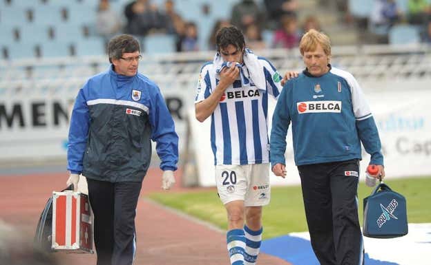 Carlos Martínez abandona el terreno de juego lesionado.  Diario Vasco