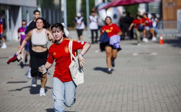 Aficionados corriendo para ver el entrenamiento de la Selección.  @sefutbol