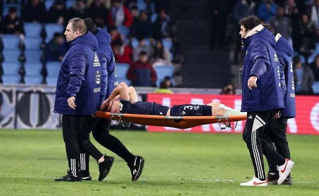 Aihen abandonó en camilla Balaídos la temporada pasada tras lesionarse de gravedad.  RS