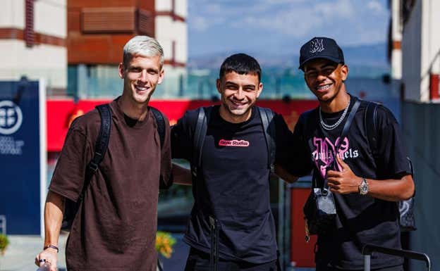 Olmo, Pedri y Lamine Yamal, a su llegada hoy a la Ciudad del Fútbol.  GETTY