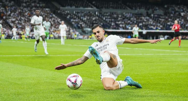 Dani Ceballos intenta recuperar un balón en el Real Madrid-Betis de la curta jornada de Liga.