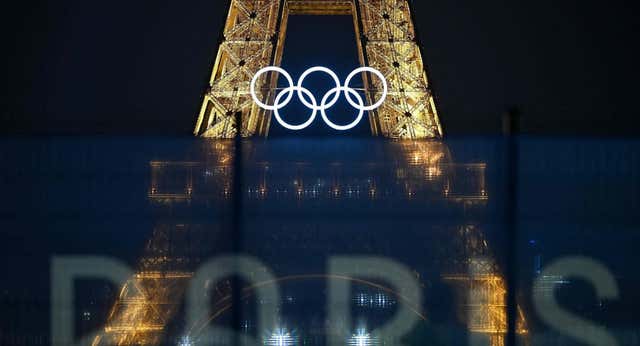 Descendientes del creador de la Torre Eiffel se oponen a que permanezcan en ella los anillos olímpicos: “Tiene una vocación más amplia”