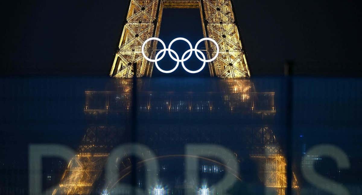 Vista de la Torre Eiffel, con los anillos olímpicos.