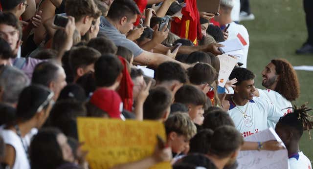 Lamine ya es Iniesta en Las Rozas ante una España más culé que madrileña