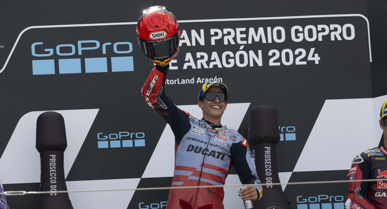 Marc Márquez celebra la victoria en el GP de Aragón