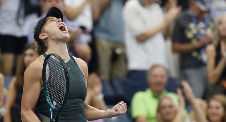 Paula Badosa celebra su triunfo en los octavos de final del US Open 2024.